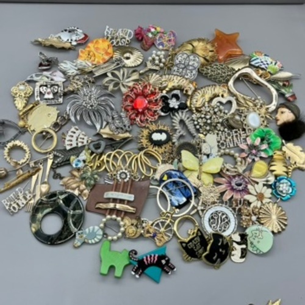 Brooch Bundle Lot 100 Pieces Vintage To Now Crafts Junk Repair Some Signed